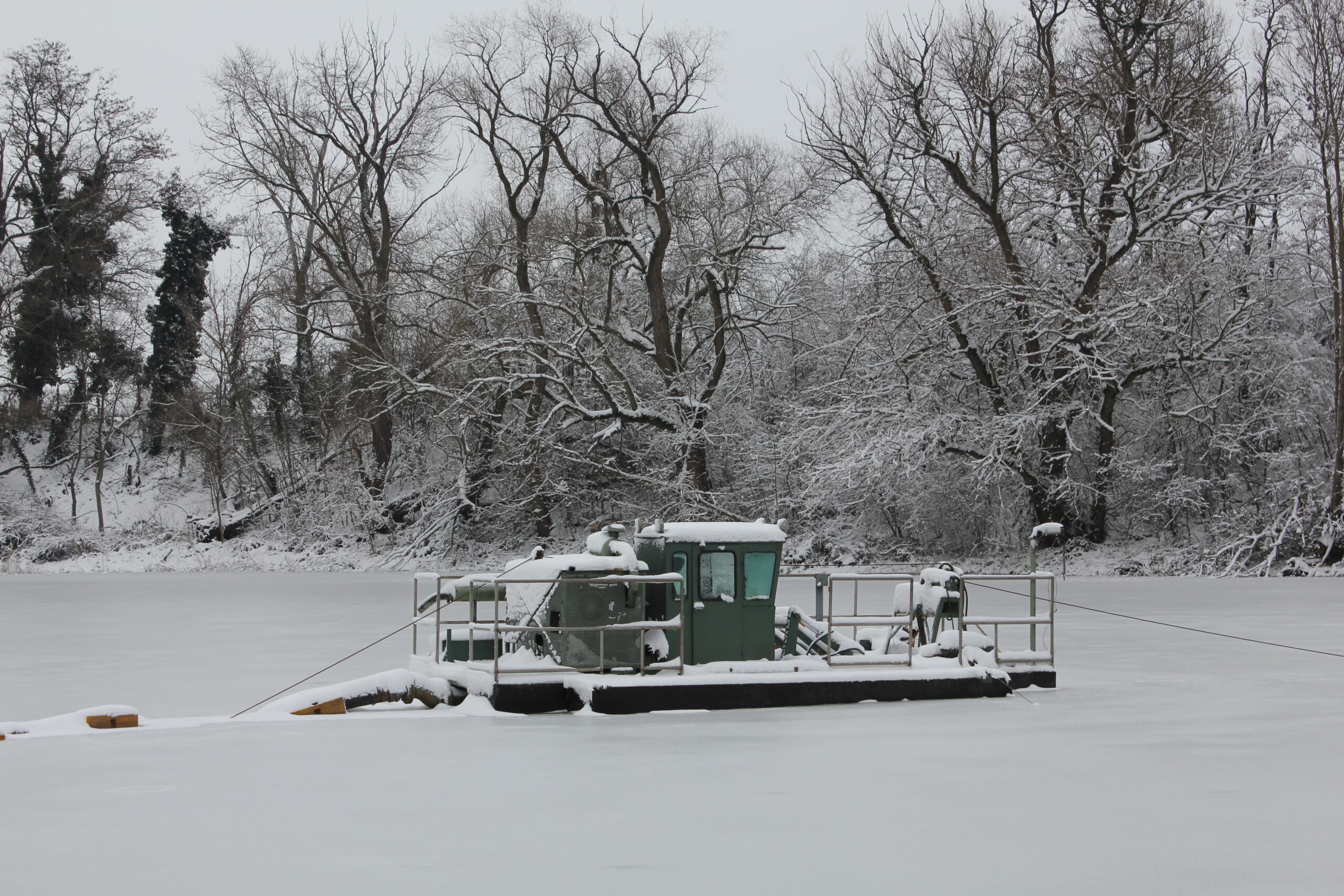 Boot im zugefrorenen See