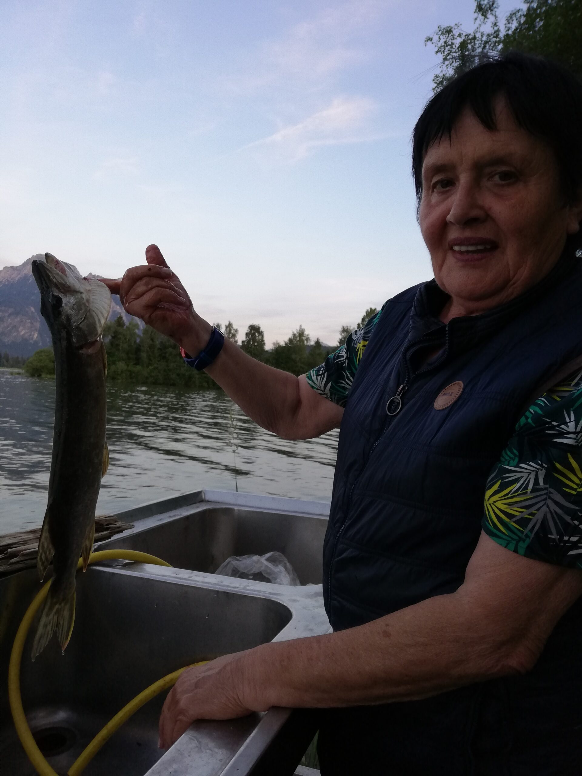 Frau hält einen Fisch