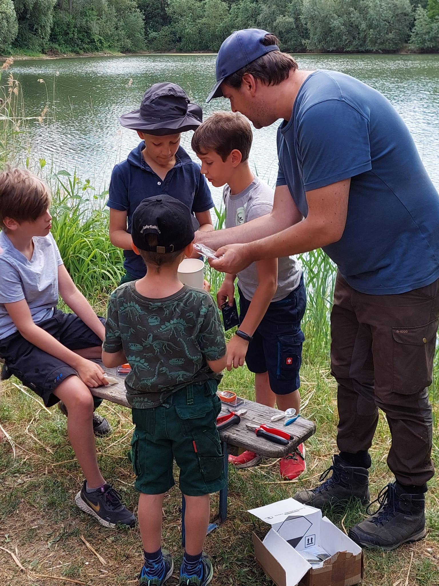 Angler unterrichtet Kinder
