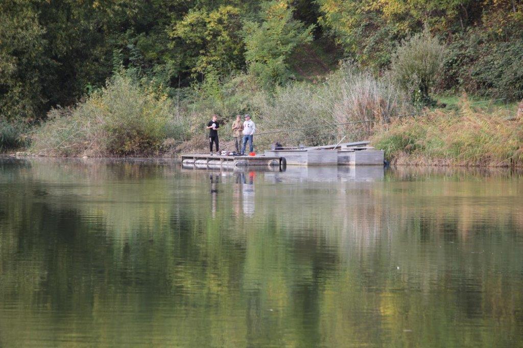 Jugendliche beim angeln an unserem Weiher.